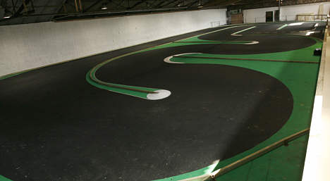 Danmarks første indendørs bane for Large Scale racerbiler, åbnes søndag den 25. marts 2007.